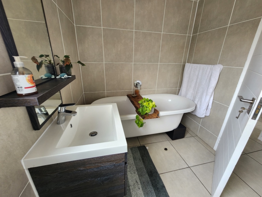 To Let 3 Bedroom Property for Rent in Olivedale Gauteng