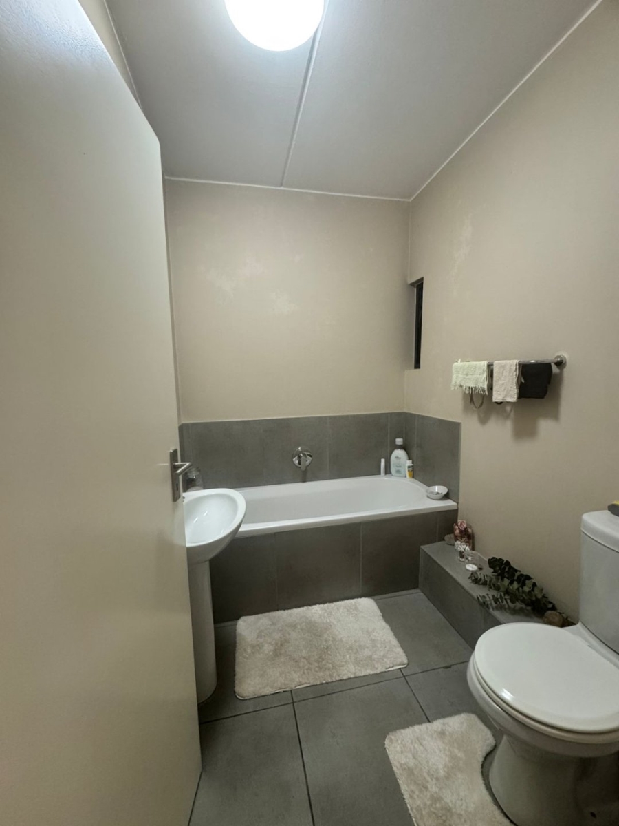 To Let 2 Bedroom Property for Rent in Vorna Valley Gauteng