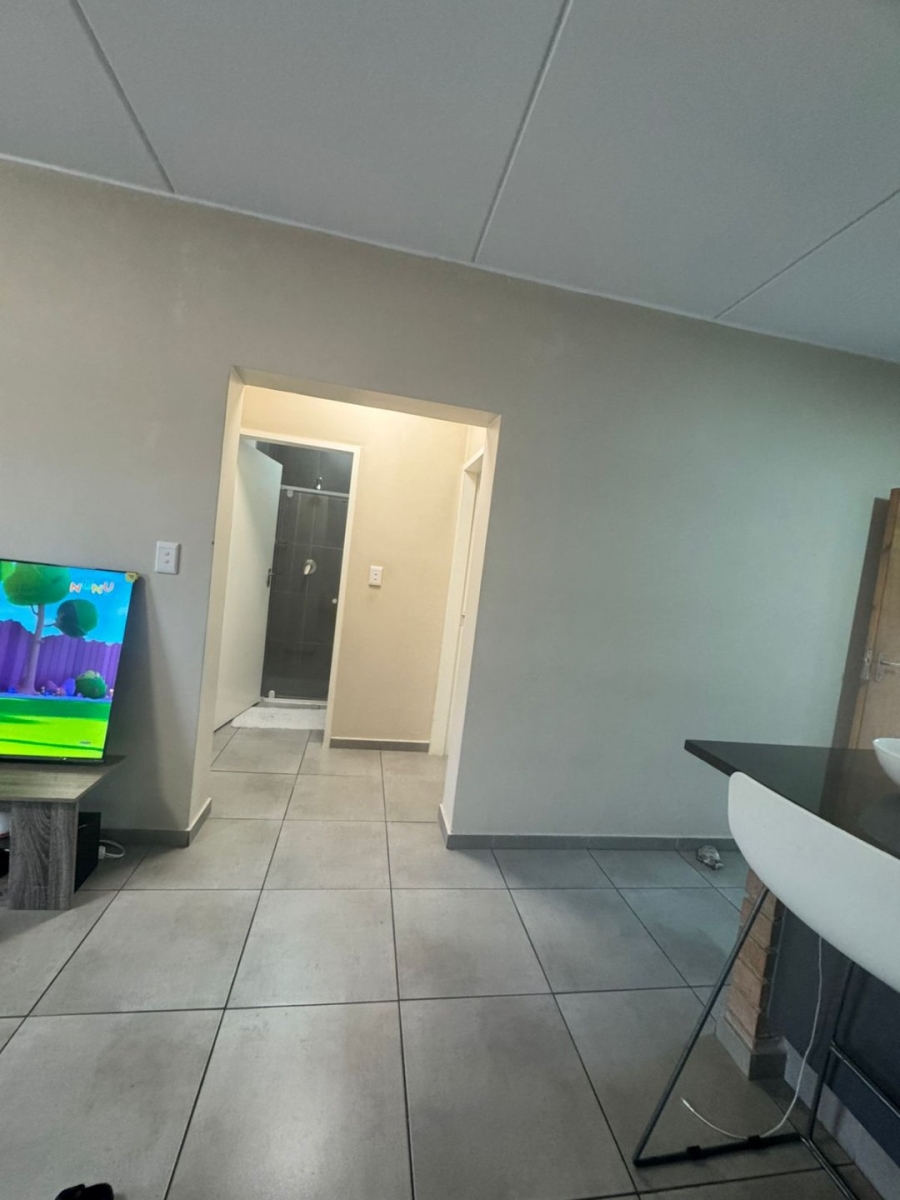 To Let 2 Bedroom Property for Rent in Vorna Valley Gauteng