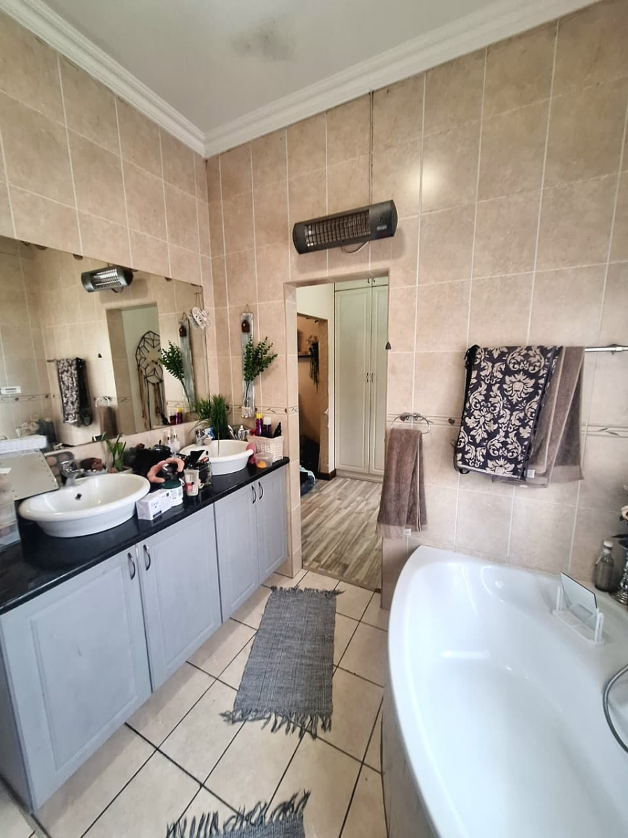  Bedroom Property for Sale in Thatchfield Estate Gauteng