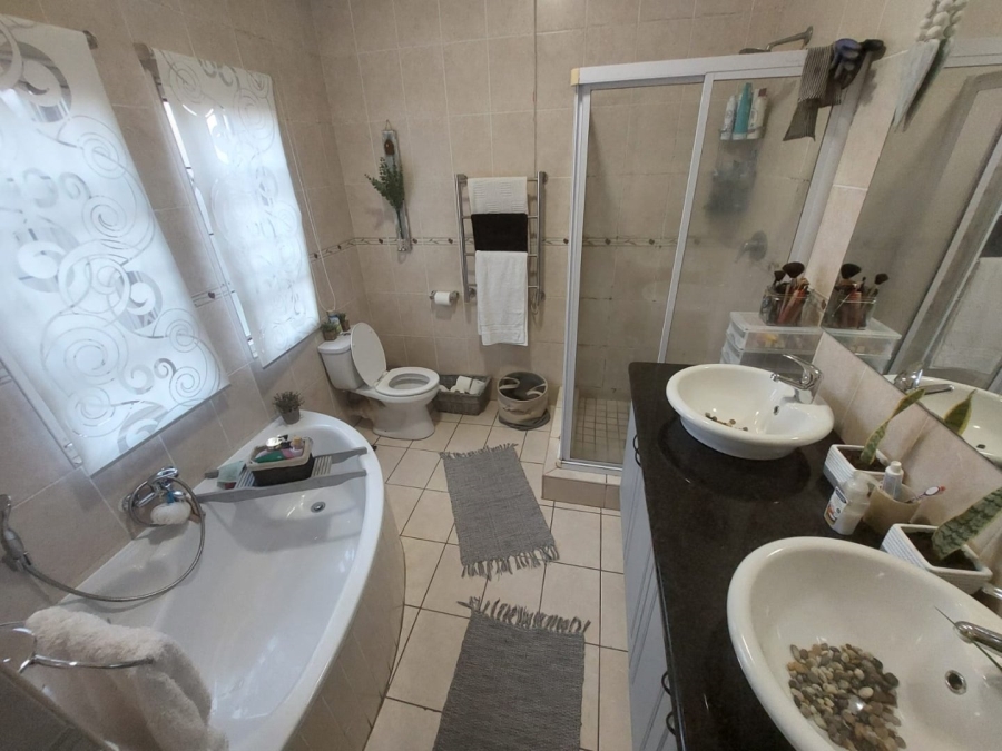  Bedroom Property for Sale in Thatchfield Estate Gauteng