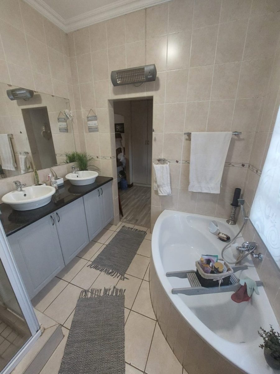  Bedroom Property for Sale in Thatchfield Estate Gauteng