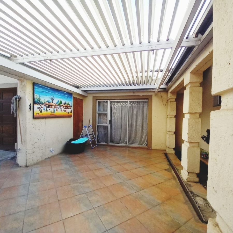 To Let 2 Bedroom Property for Rent in Clayville Gauteng