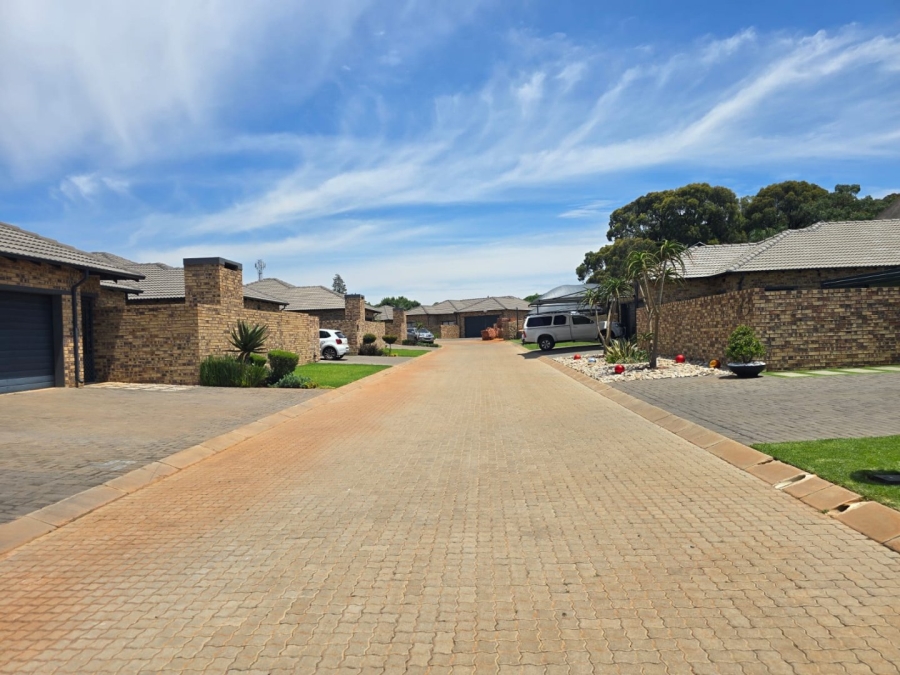 3 Bedroom Property for Sale in Dayanglen Gauteng