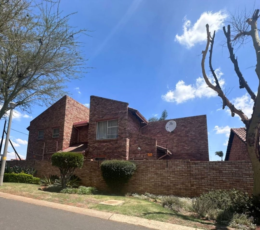 3 Bedroom Property for Sale in Glen Marais Gauteng