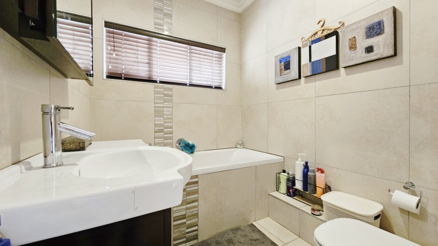 3 Bedroom Property for Sale in Three Rivers Proper Gauteng