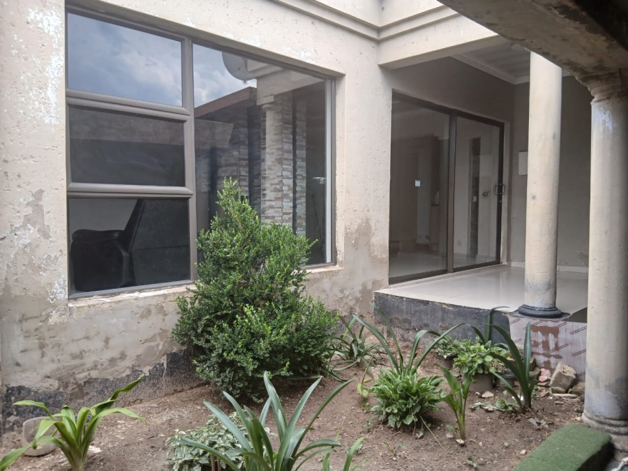 To Let 3 Bedroom Property for Rent in Naledi Gauteng