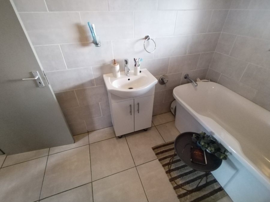 To Let 2 Bedroom Property for Rent in Klipfontein Gauteng