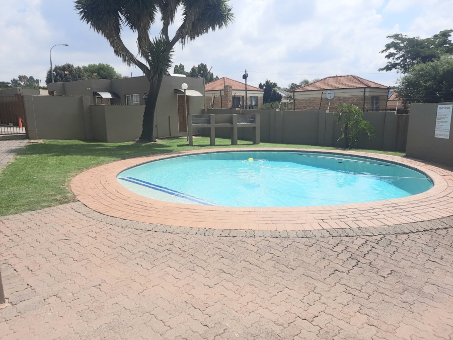 2 Bedroom Property for Sale in Radiokop Gauteng