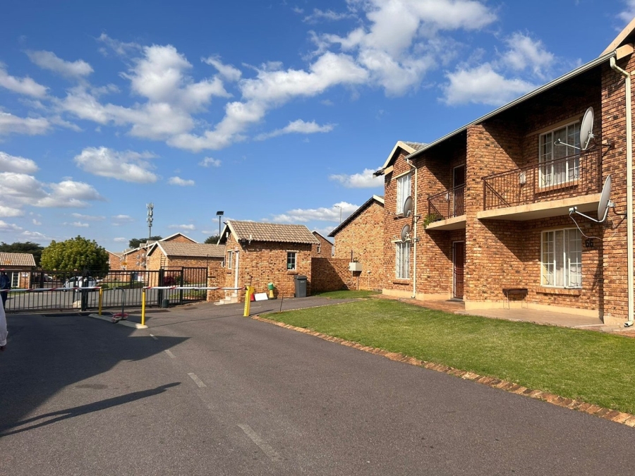 2 Bedroom Property for Sale in Chloorkop Gauteng