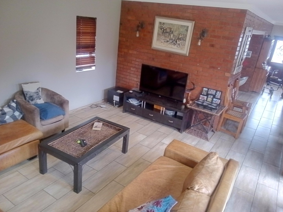5 Bedroom Property for Sale in Monavoni Gauteng