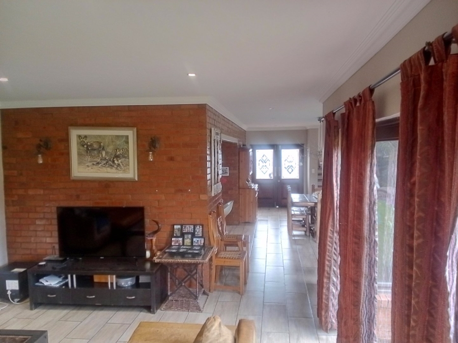 5 Bedroom Property for Sale in Monavoni Gauteng