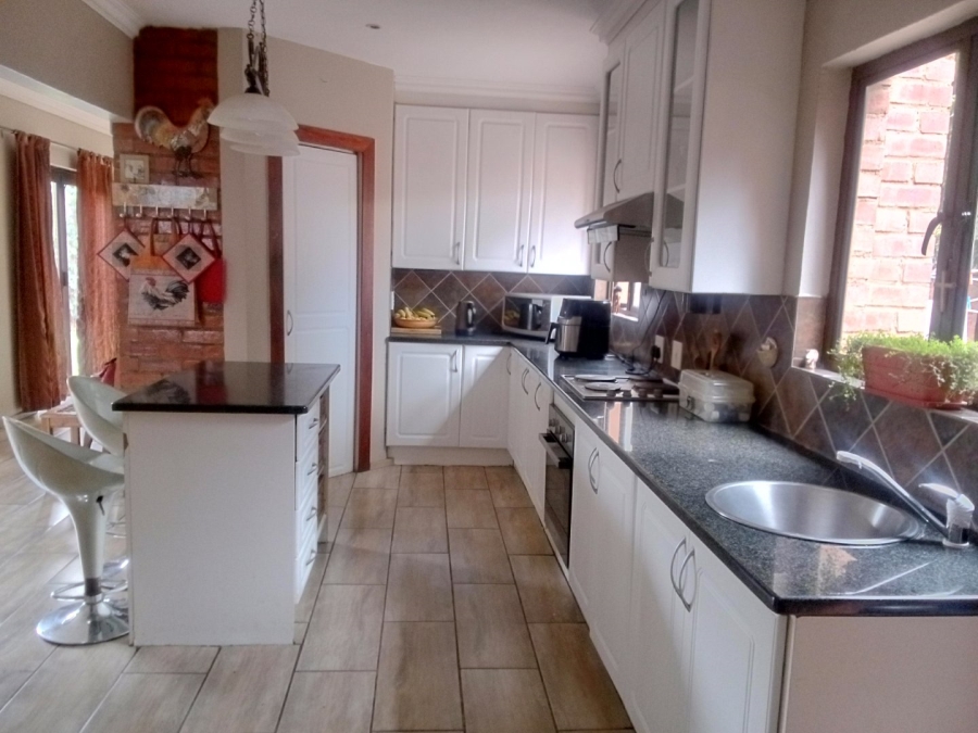 5 Bedroom Property for Sale in Monavoni Gauteng