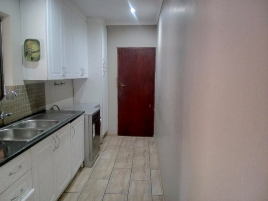 5 Bedroom Property for Sale in Monavoni Gauteng