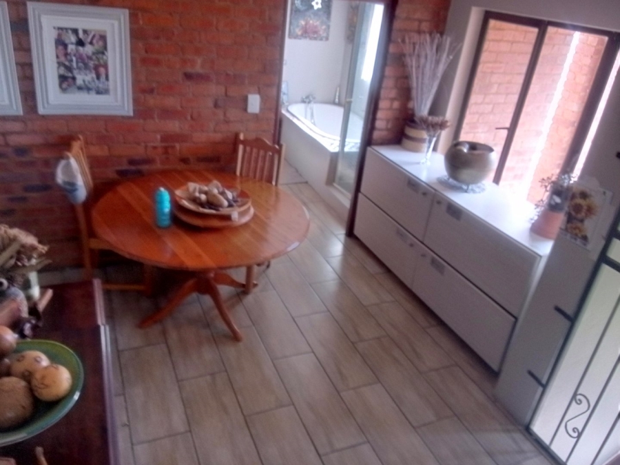 5 Bedroom Property for Sale in Monavoni Gauteng