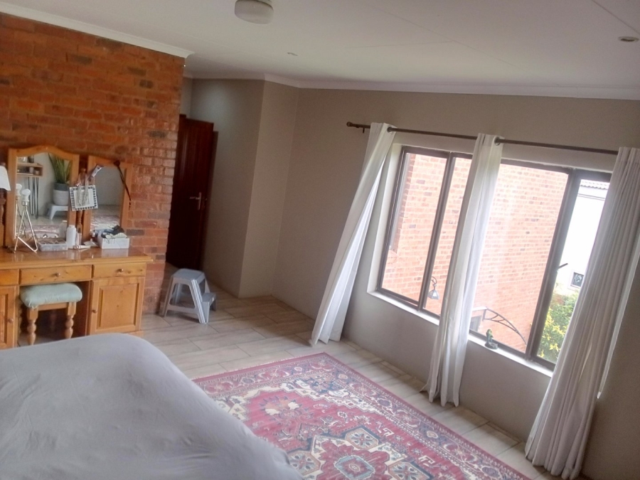 5 Bedroom Property for Sale in Monavoni Gauteng