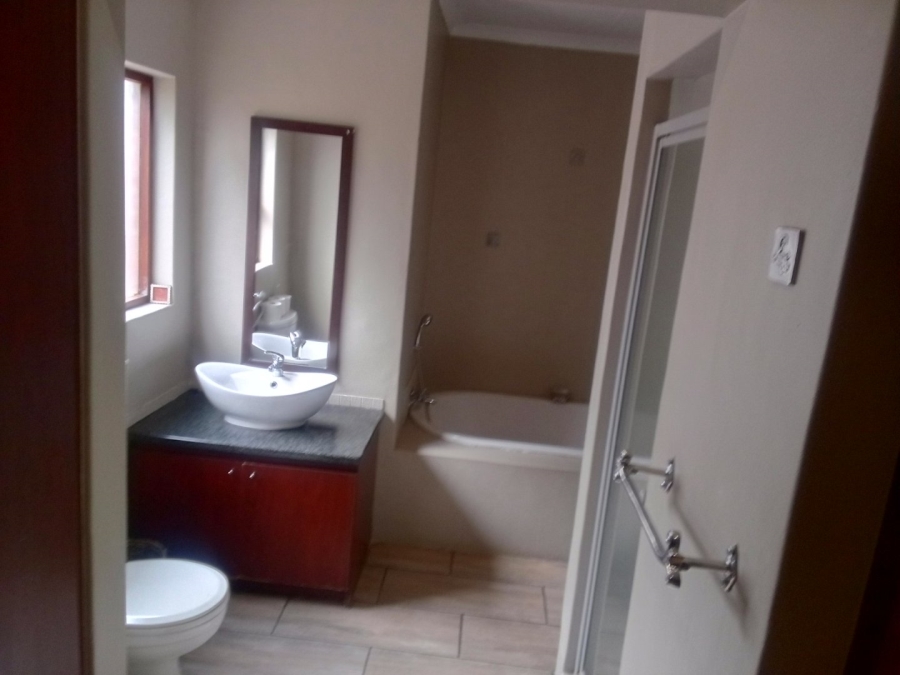5 Bedroom Property for Sale in Monavoni Gauteng