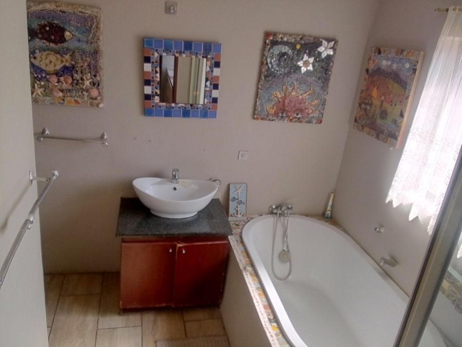 5 Bedroom Property for Sale in Monavoni Gauteng