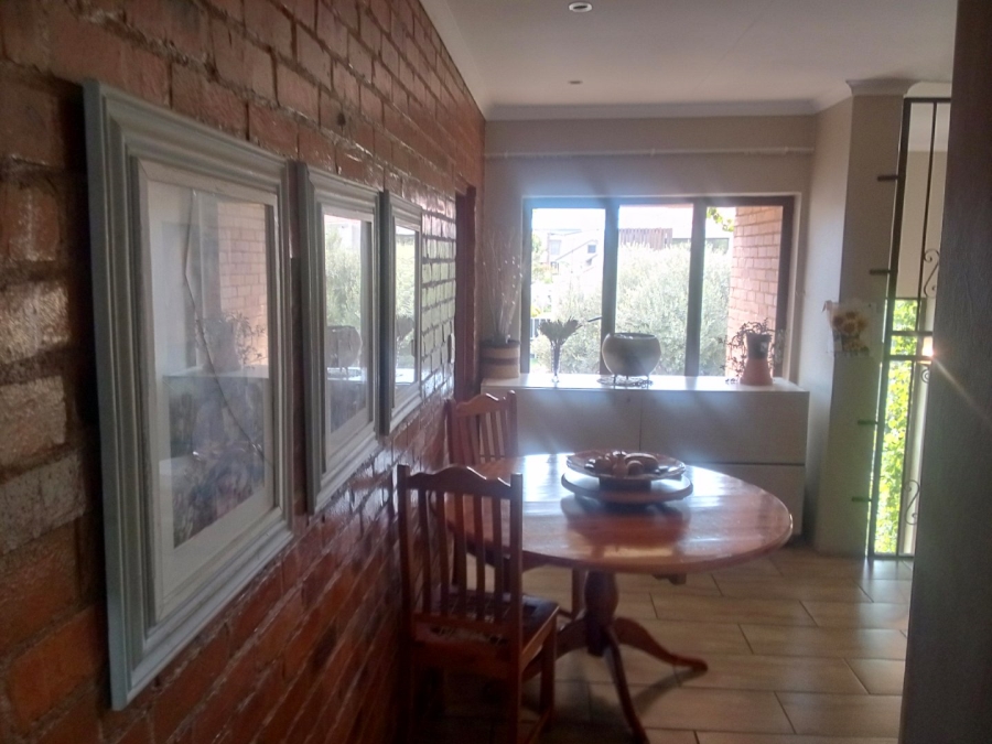 5 Bedroom Property for Sale in Monavoni Gauteng