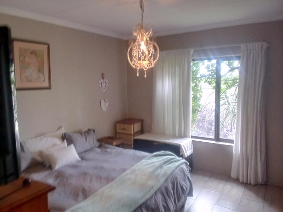 5 Bedroom Property for Sale in Monavoni Gauteng