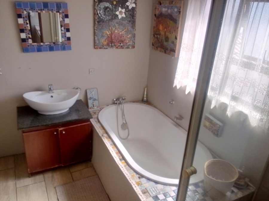 5 Bedroom Property for Sale in Monavoni Gauteng