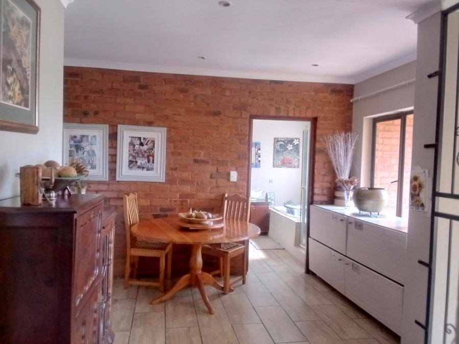 5 Bedroom Property for Sale in Monavoni Gauteng