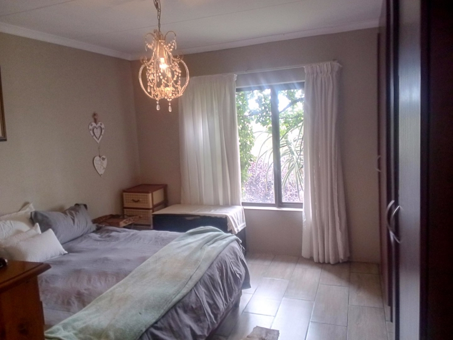 5 Bedroom Property for Sale in Monavoni Gauteng