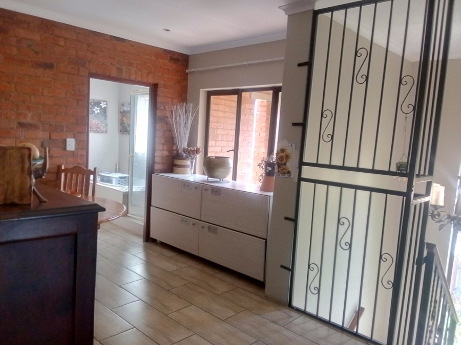 5 Bedroom Property for Sale in Monavoni Gauteng