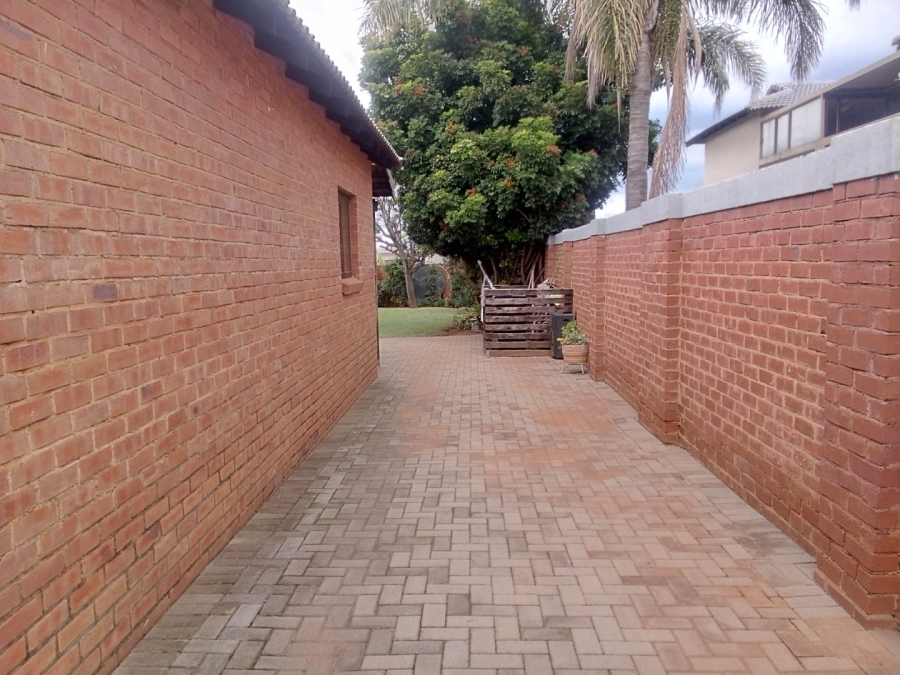 5 Bedroom Property for Sale in Monavoni Gauteng