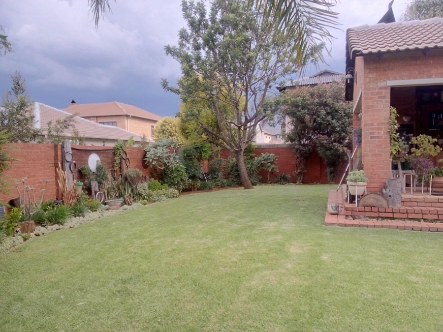 5 Bedroom Property for Sale in Monavoni Gauteng