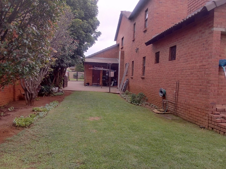 5 Bedroom Property for Sale in Monavoni Gauteng