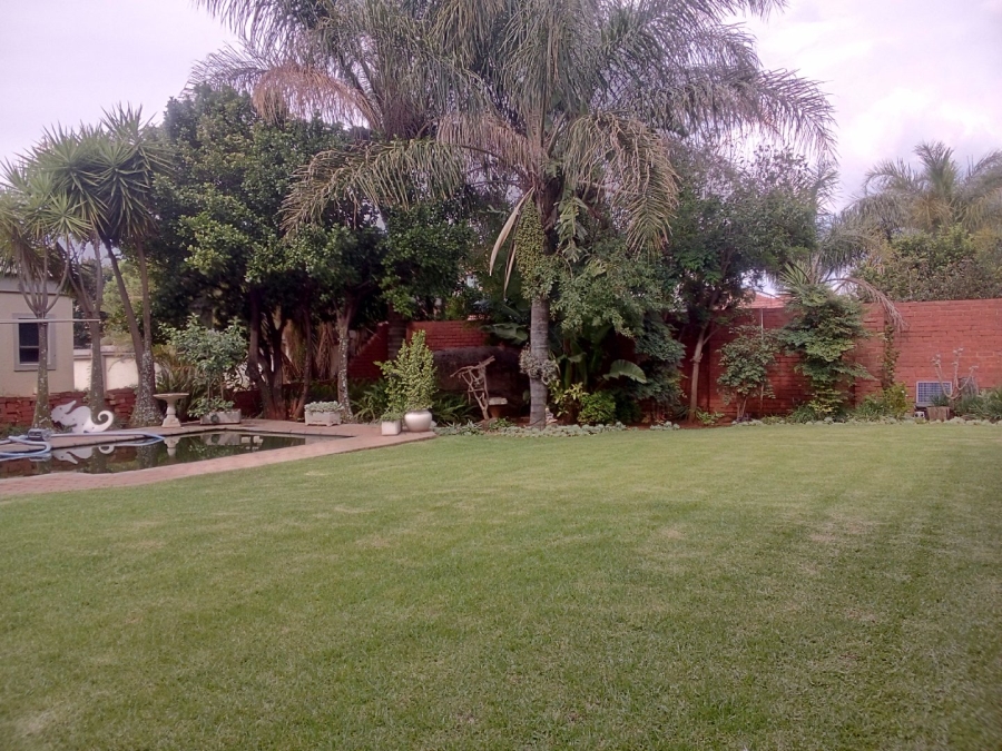 5 Bedroom Property for Sale in Monavoni Gauteng