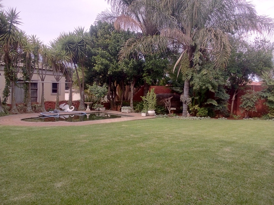5 Bedroom Property for Sale in Monavoni Gauteng