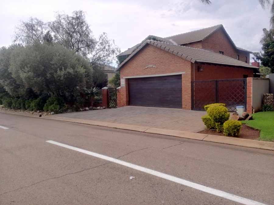 5 Bedroom Property for Sale in Monavoni Gauteng