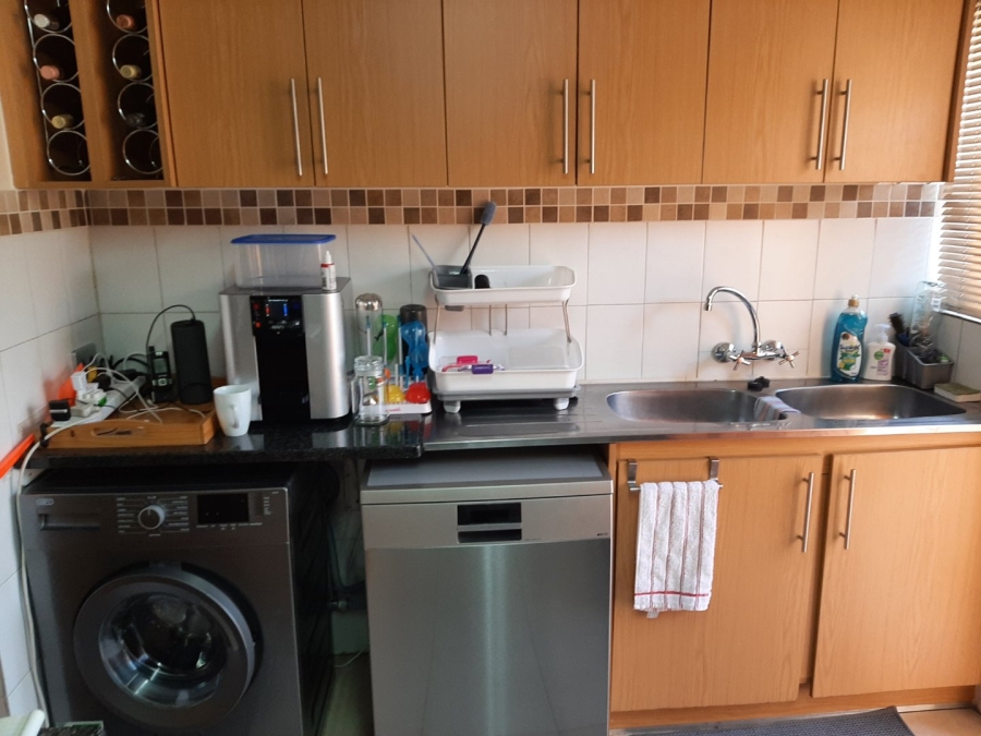 To Let  Bedroom Property for Rent in Faerie Glen Gauteng