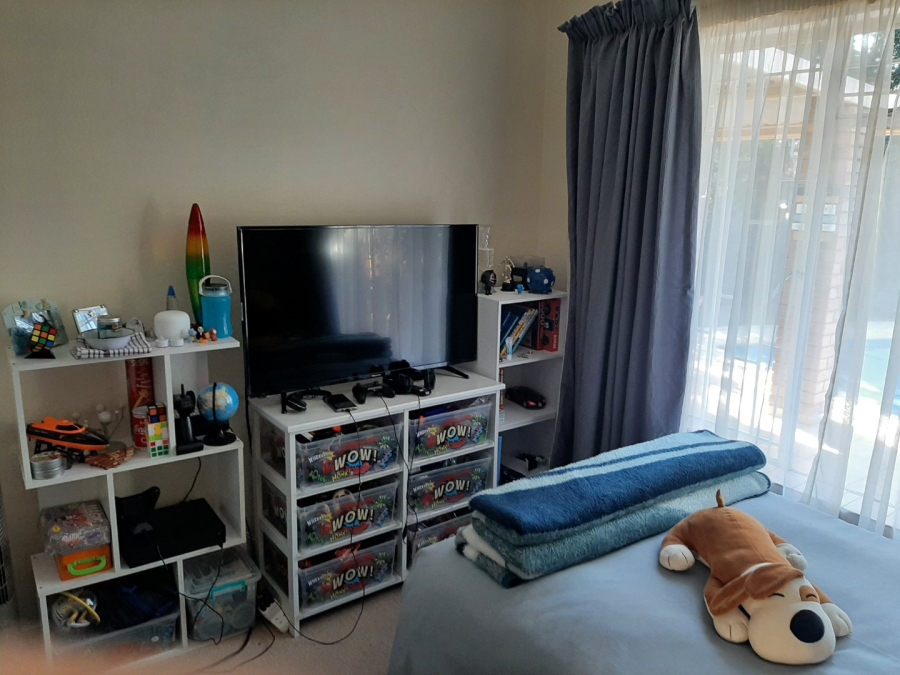 To Let  Bedroom Property for Rent in Faerie Glen Gauteng