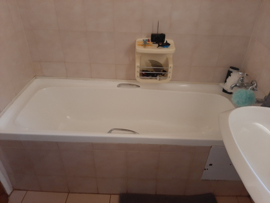 To Let  Bedroom Property for Rent in Faerie Glen Gauteng