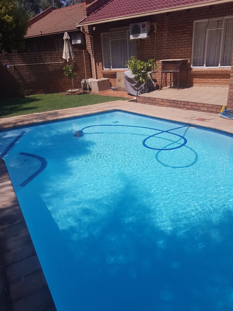 To Let  Bedroom Property for Rent in Faerie Glen Gauteng