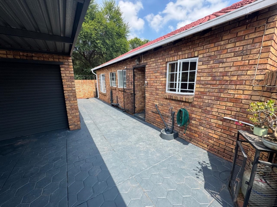 3 Bedroom Property for Sale in Rooihuiskraal North Gauteng