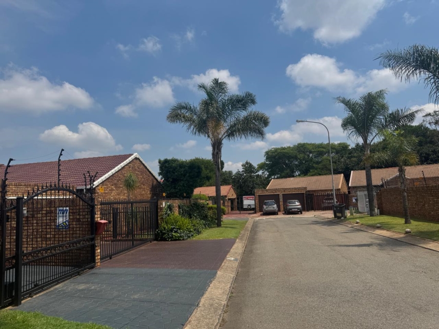 3 Bedroom Property for Sale in Rooihuiskraal North Gauteng