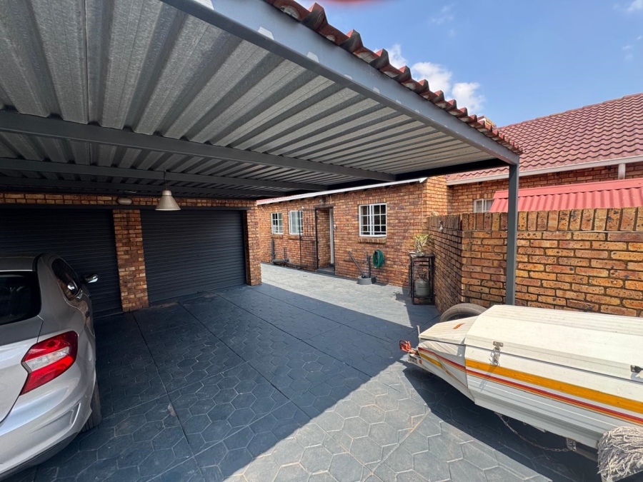 3 Bedroom Property for Sale in Rooihuiskraal North Gauteng