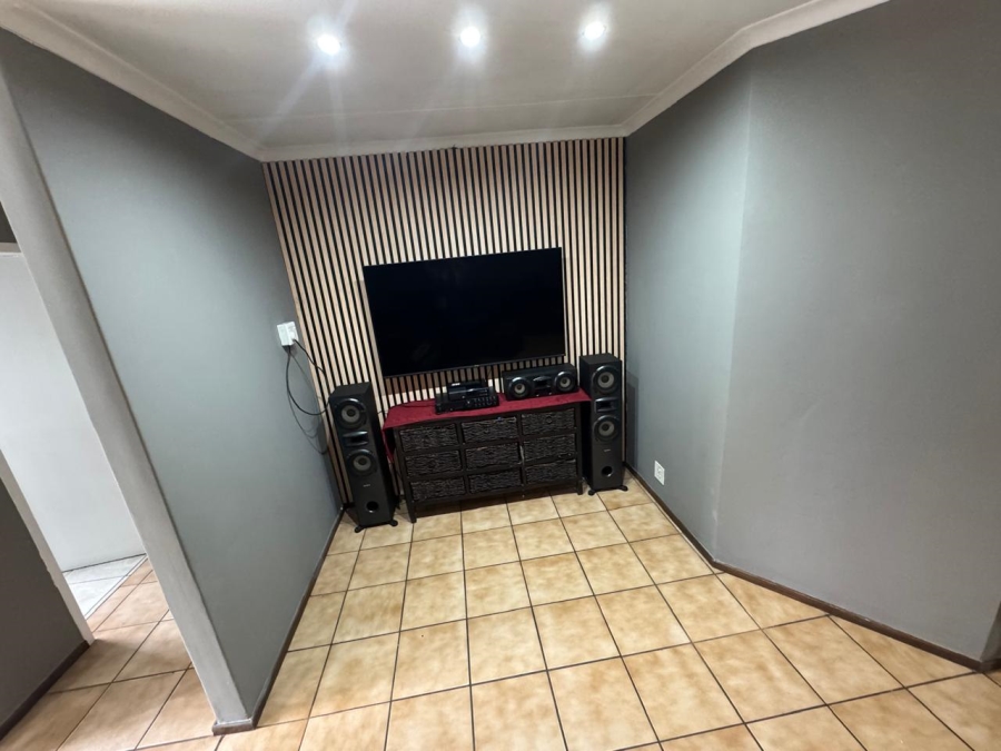 3 Bedroom Property for Sale in Rooihuiskraal North Gauteng