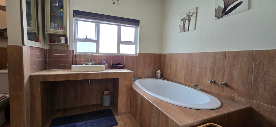 5 Bedroom Property for Sale in Brackendowns Gauteng