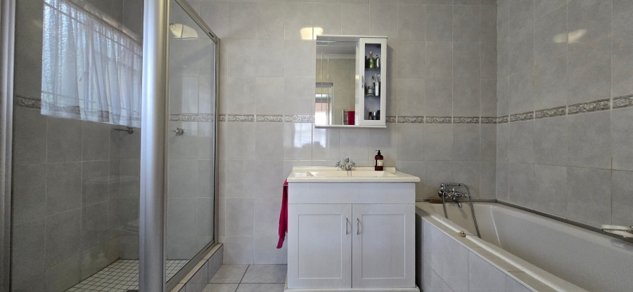 5 Bedroom Property for Sale in Brackendowns Gauteng