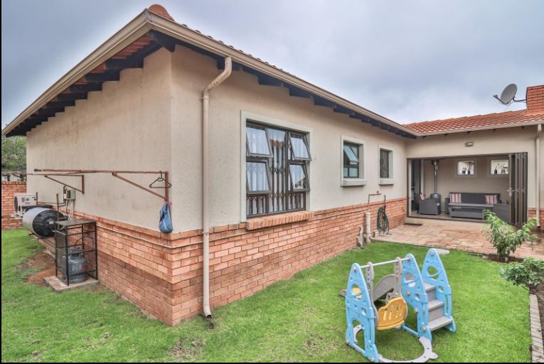 3 Bedroom Property for Sale in Noordwyk Gauteng