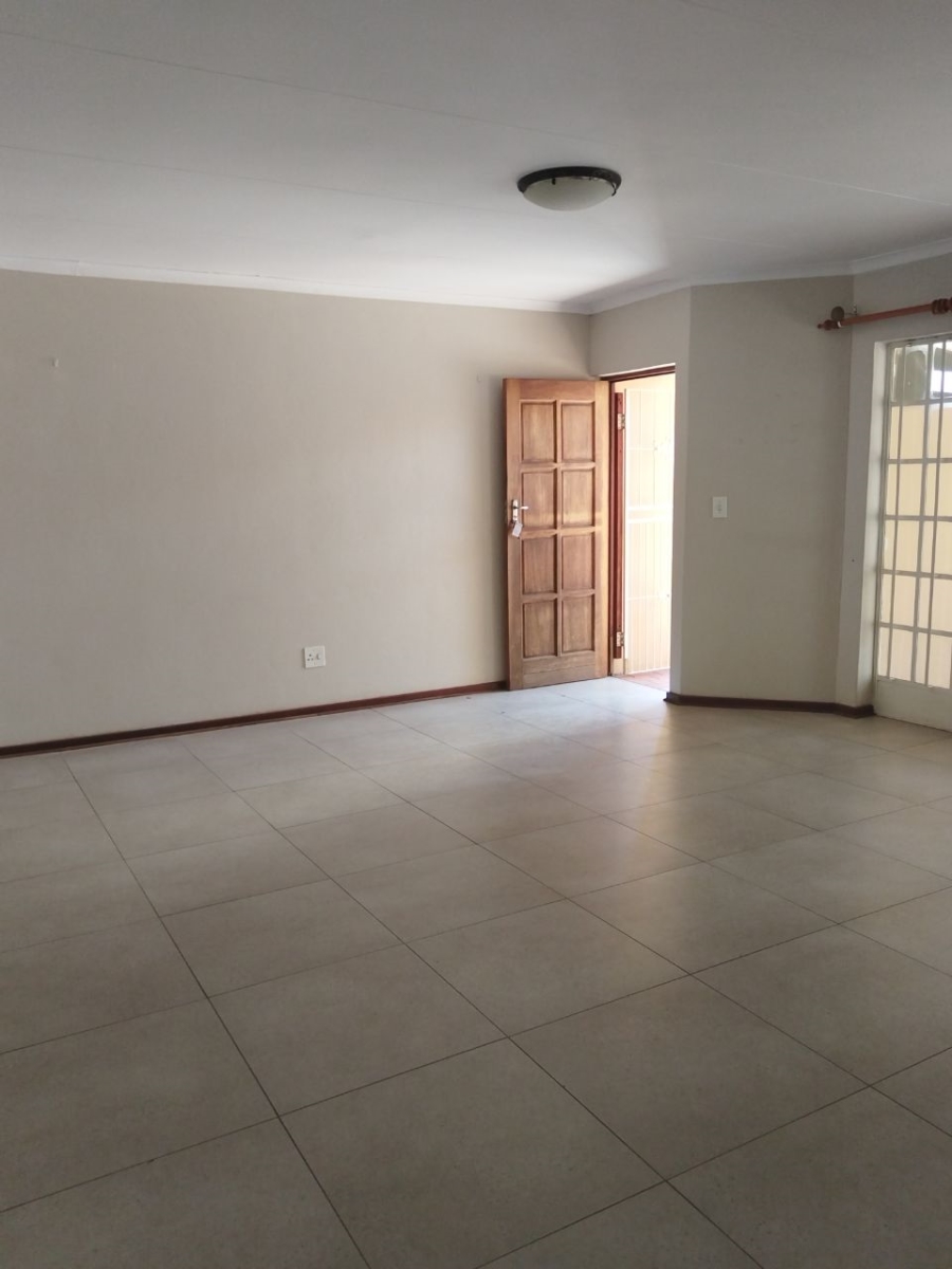 2 Bedroom Property for Sale in Die Hoewes Gauteng