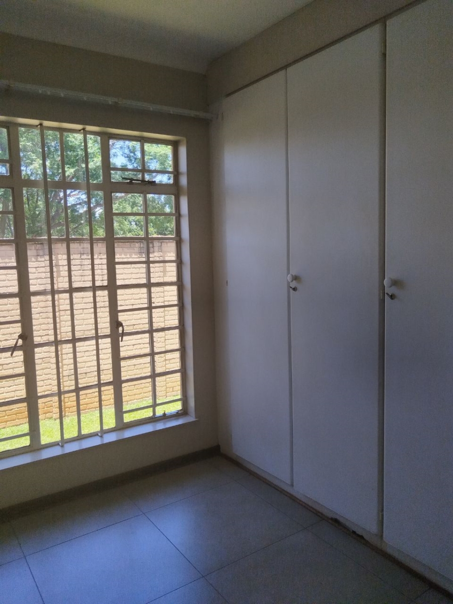 2 Bedroom Property for Sale in Die Hoewes Gauteng