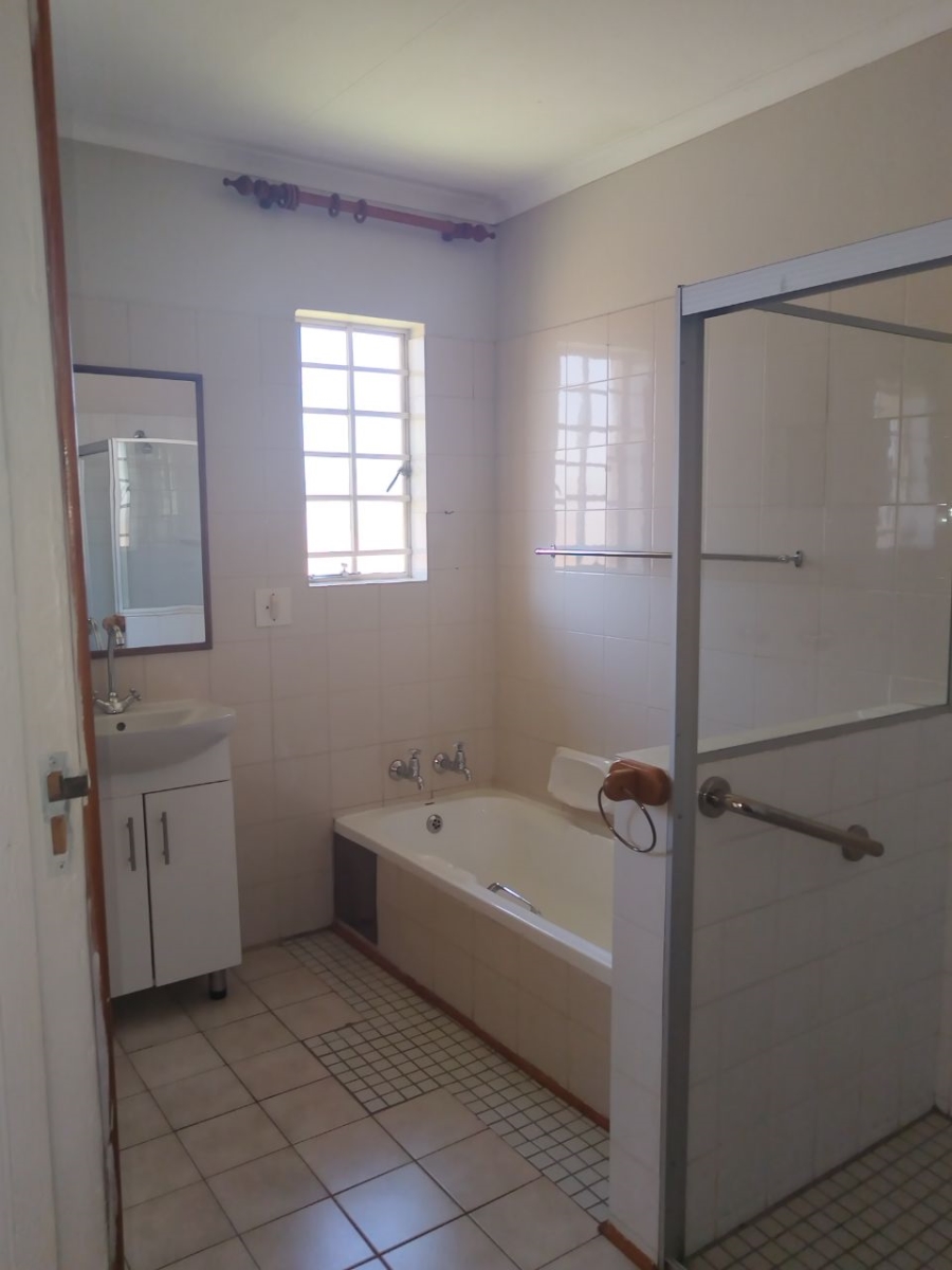 2 Bedroom Property for Sale in Die Hoewes Gauteng