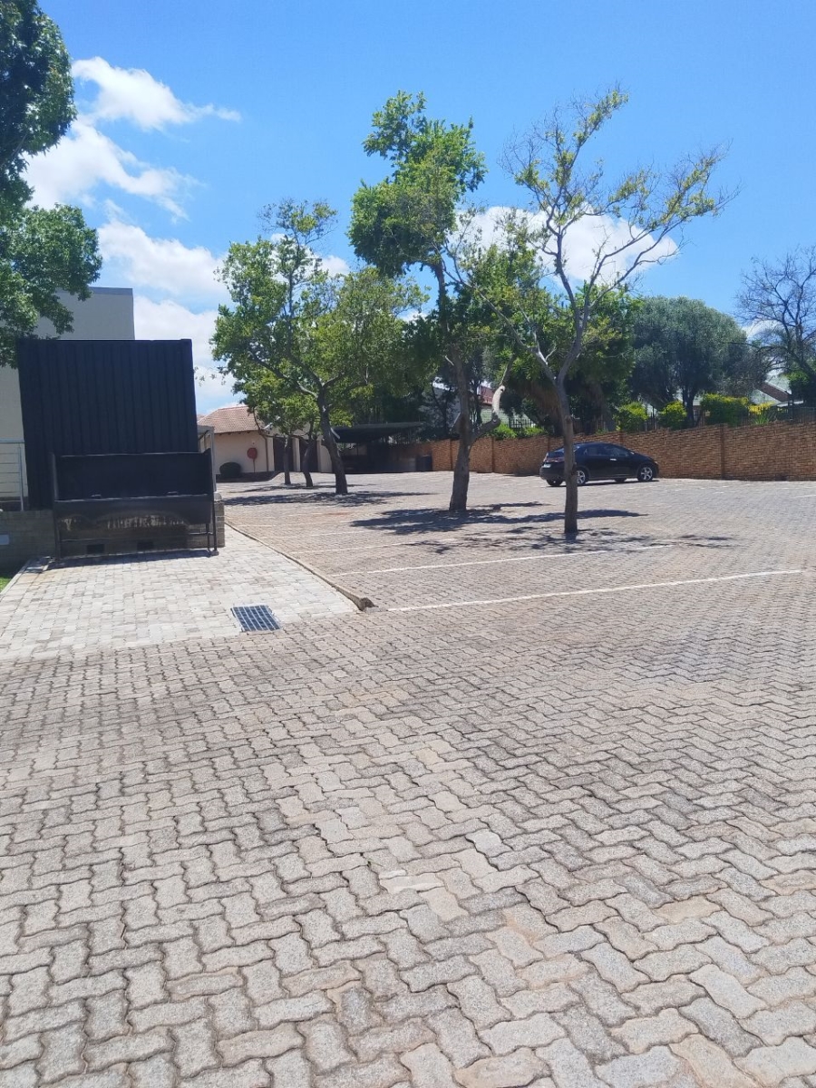 2 Bedroom Property for Sale in Die Hoewes Gauteng