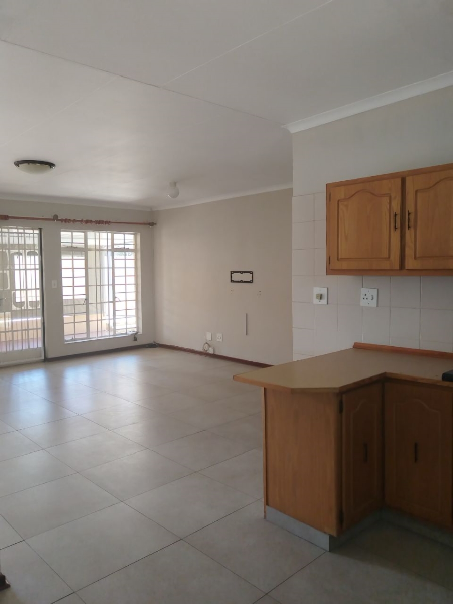 To Let 2 Bedroom Property for Rent in Die Hoewes Gauteng